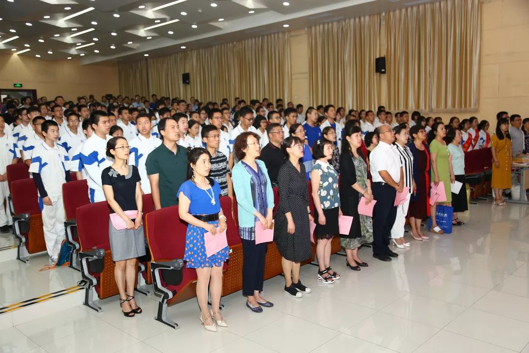 奏 唱 国 歌北航实验学校校长吴鹏程老师,中学部德育副校长宿霞老师