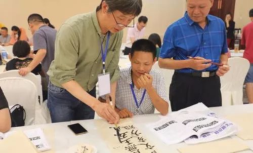 这才是优秀的书法老师!