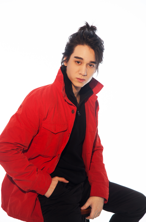 蓝波儿最新写真释出,风格多变展成熟魅力