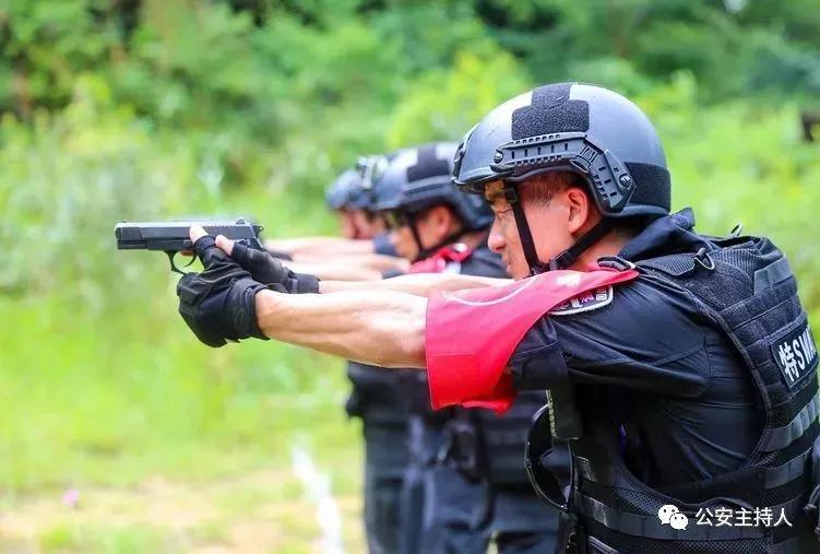 满屏荷尔蒙佛山特警大比武冒雨上演巅峰对决