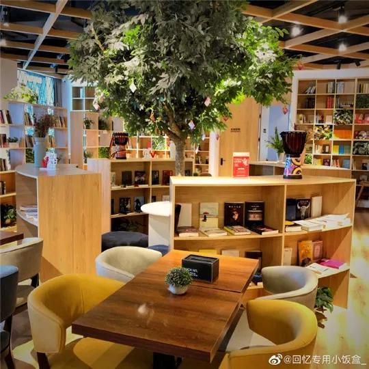 每日一咖一家咖啡店更像是一家图书馆还有简餐提供