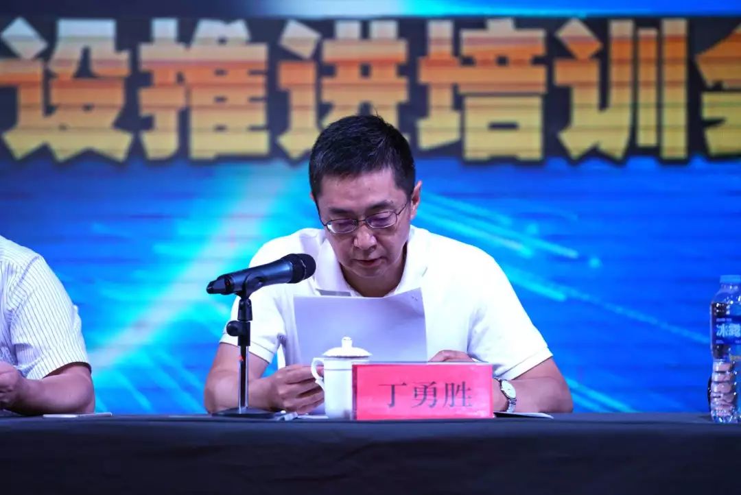 (云南广播电视台党委委员,副台长 丁勇胜宣读《云南广播电视台关于