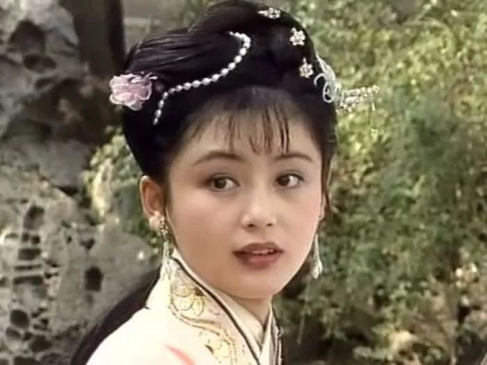 让陈红名声大噪的 《几度夕阳红 》里她饰演杨晓彤,黑发披肩完全就是