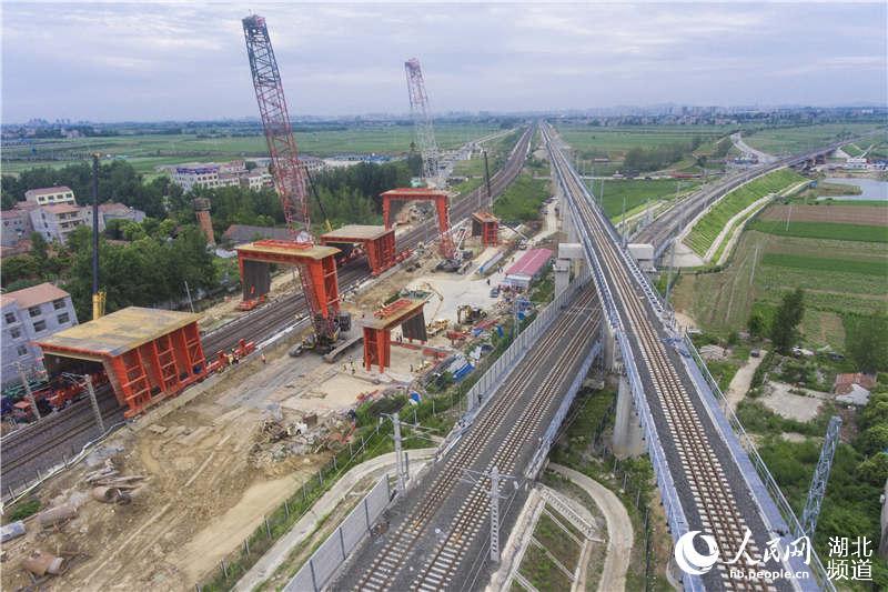 湖北襄阳:蒙华铁路全线铺轨完成