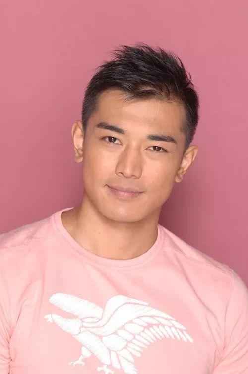 在娱乐圈浮沉多年前香港先生两度改名只为事业