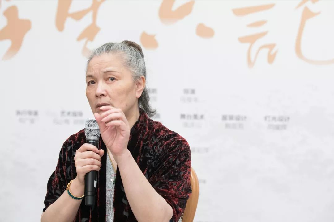 艺术指导石小梅而公认所有角色中最难塑造的,便是几乎凭空创造的半夏.