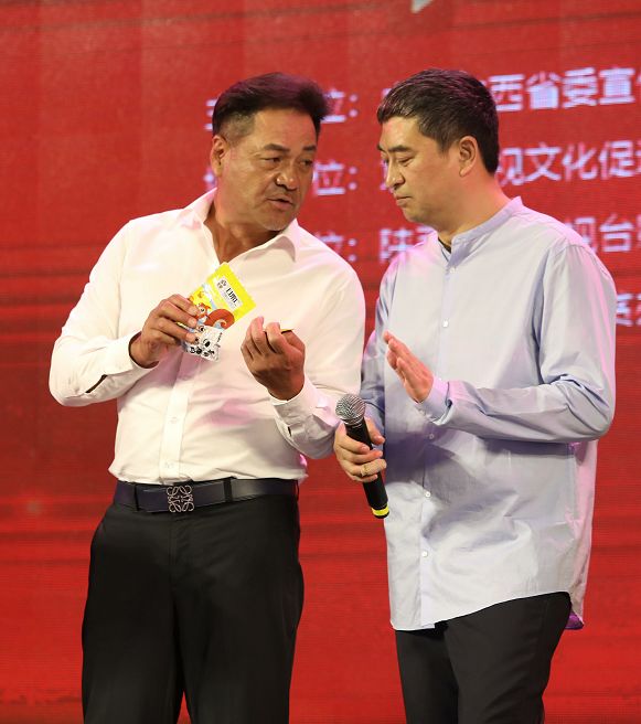 看荧屏硬汉尤勇如何夸家乡