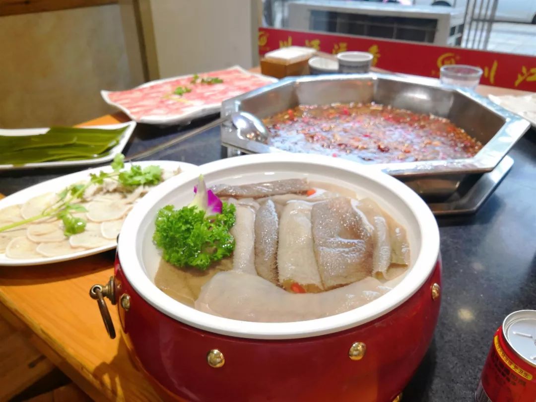 有一种老火锅叫都江堰的川江滋香岁月带走八年的时光我们依旧一路前行