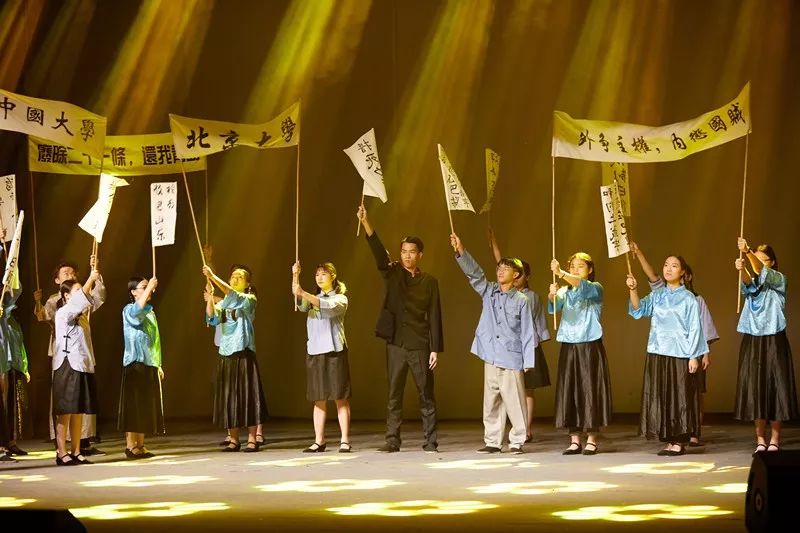 (第二幕:"五四"洗礼,图为五四运动场景)据悉,《信仰的力量》舞台剧是