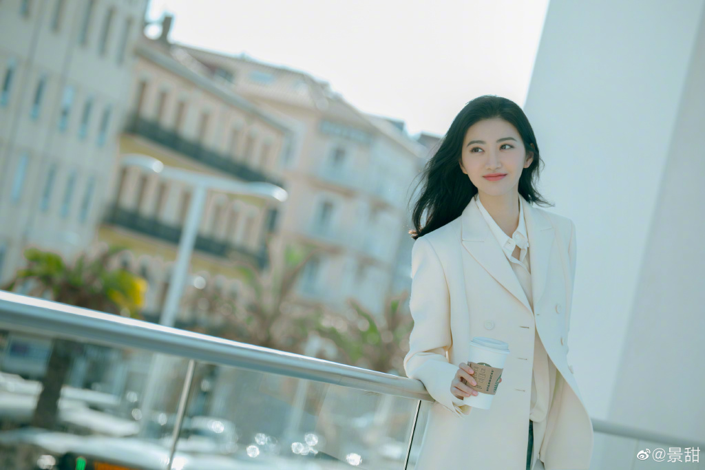 原创景甜更新美照简直美成了壁纸浅蓝色衬衫搭配长发不像31岁