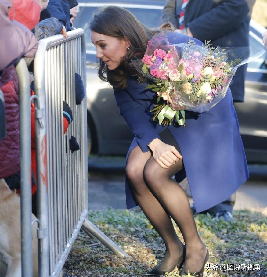 凯特王妃无意间的一个小动作,她是一位非常传统的女性