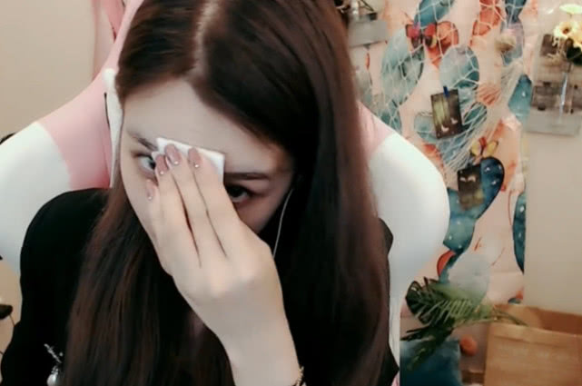 女解说rita直播卸妆还放黑历史照片这差别太大了