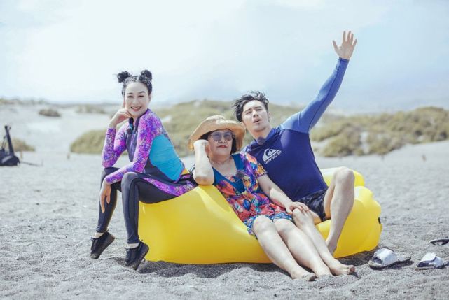 当天钟丽缇和张伦硕穿着情侣泳装,一蓝一紫,也是超级吸睛了.