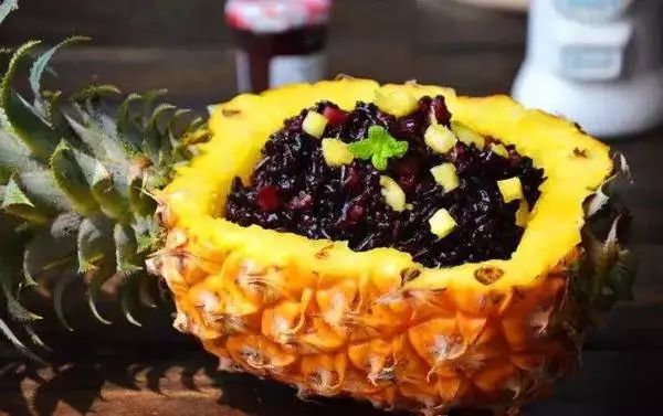 紫米菠萝饭 是西双版纳独特风味的一种食品,也是具有傣族特色的糯米制