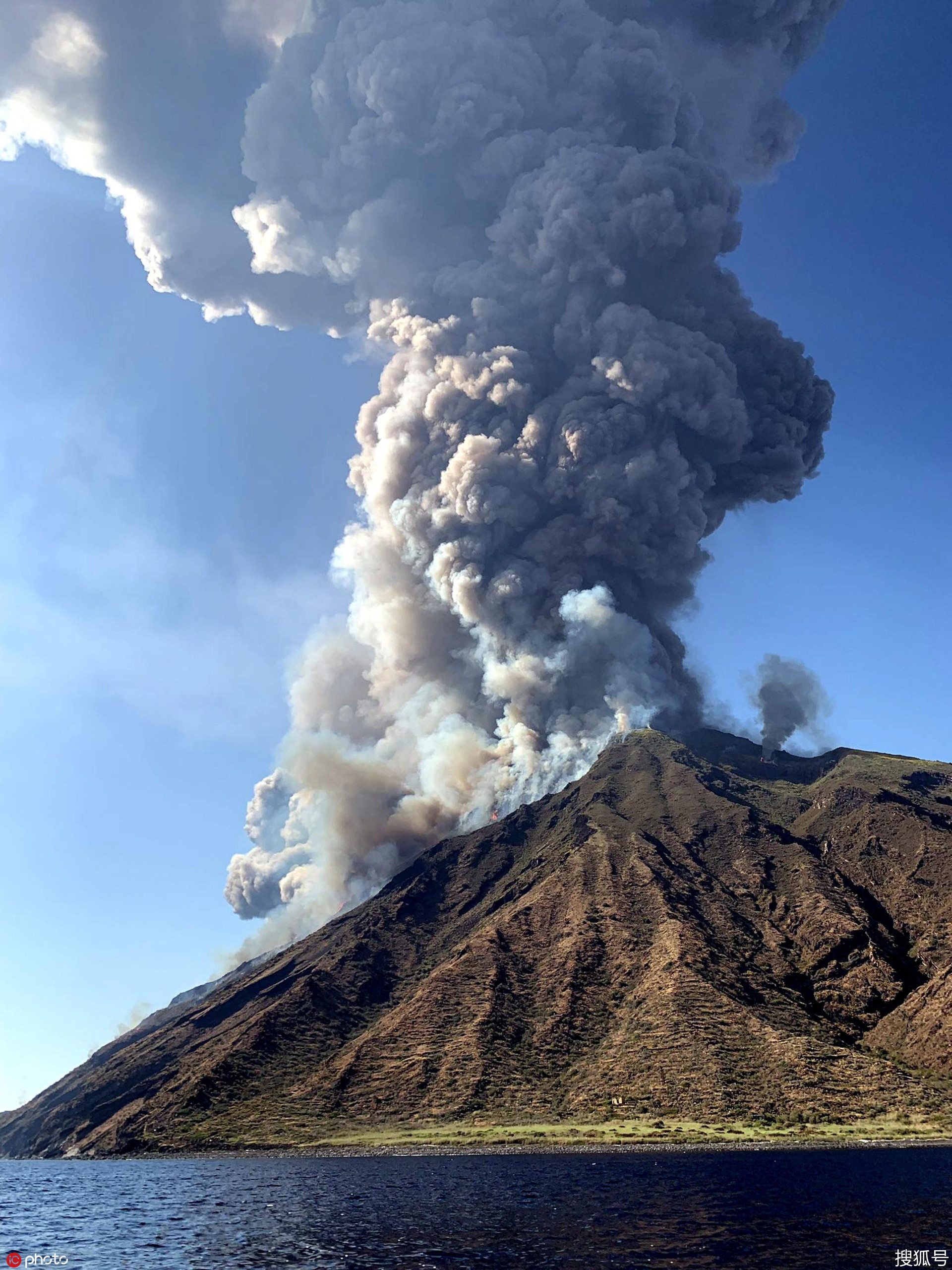 火山爆发，火山口沸腾熔岩飞溅岩浆流淌视频素材,延时摄影视频素材下载,高清3840X1876视频素材下载,凌点视频素材网,编号:483858