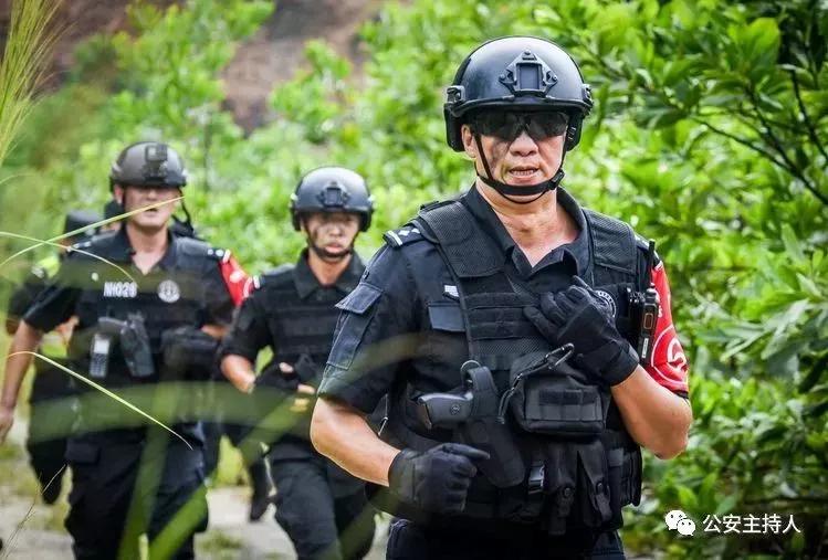 满屏荷尔蒙佛山特警大比武冒雨上演巅峰对决