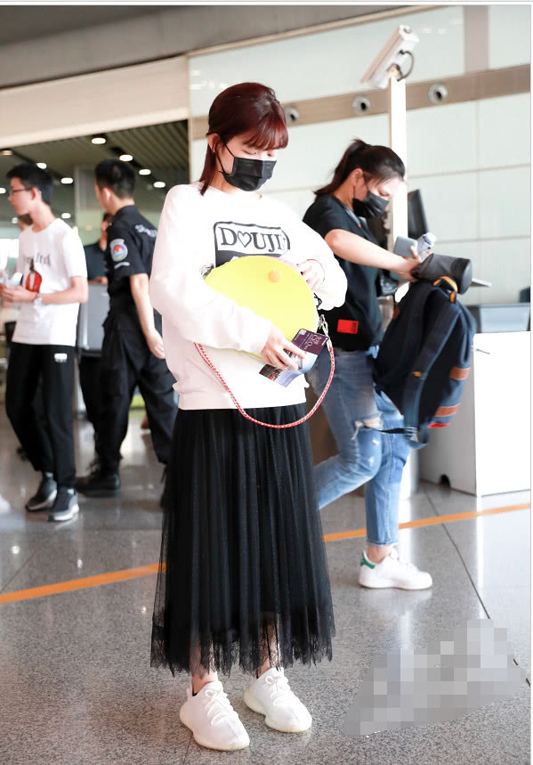 原创赖美云身穿白色字母卫衣搭配黑纱长裙现身十分的亮眼时尚