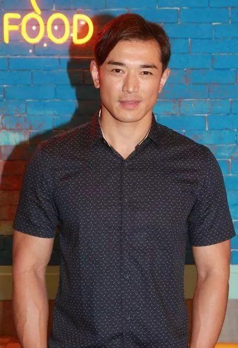 在娱乐圈浮沉多年前香港先生两度改名只为事业