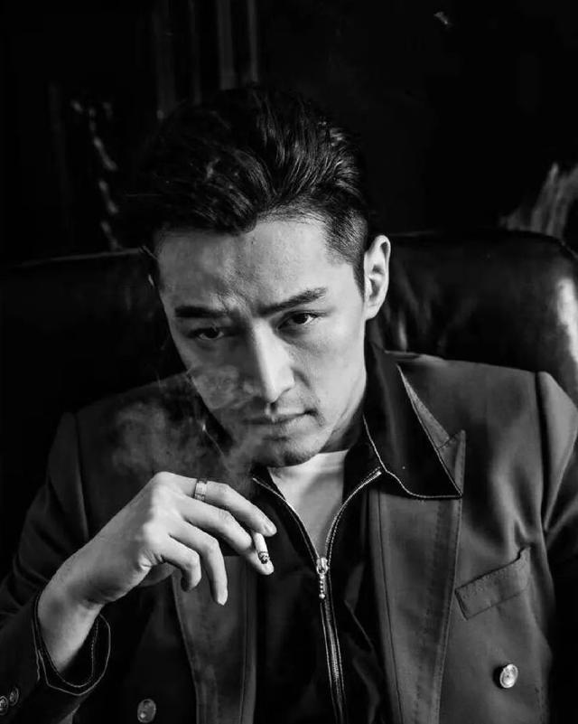 胡歌渐渐地多了一份经历过岁月的沧桑感,同时,还有了一份成熟男人的
