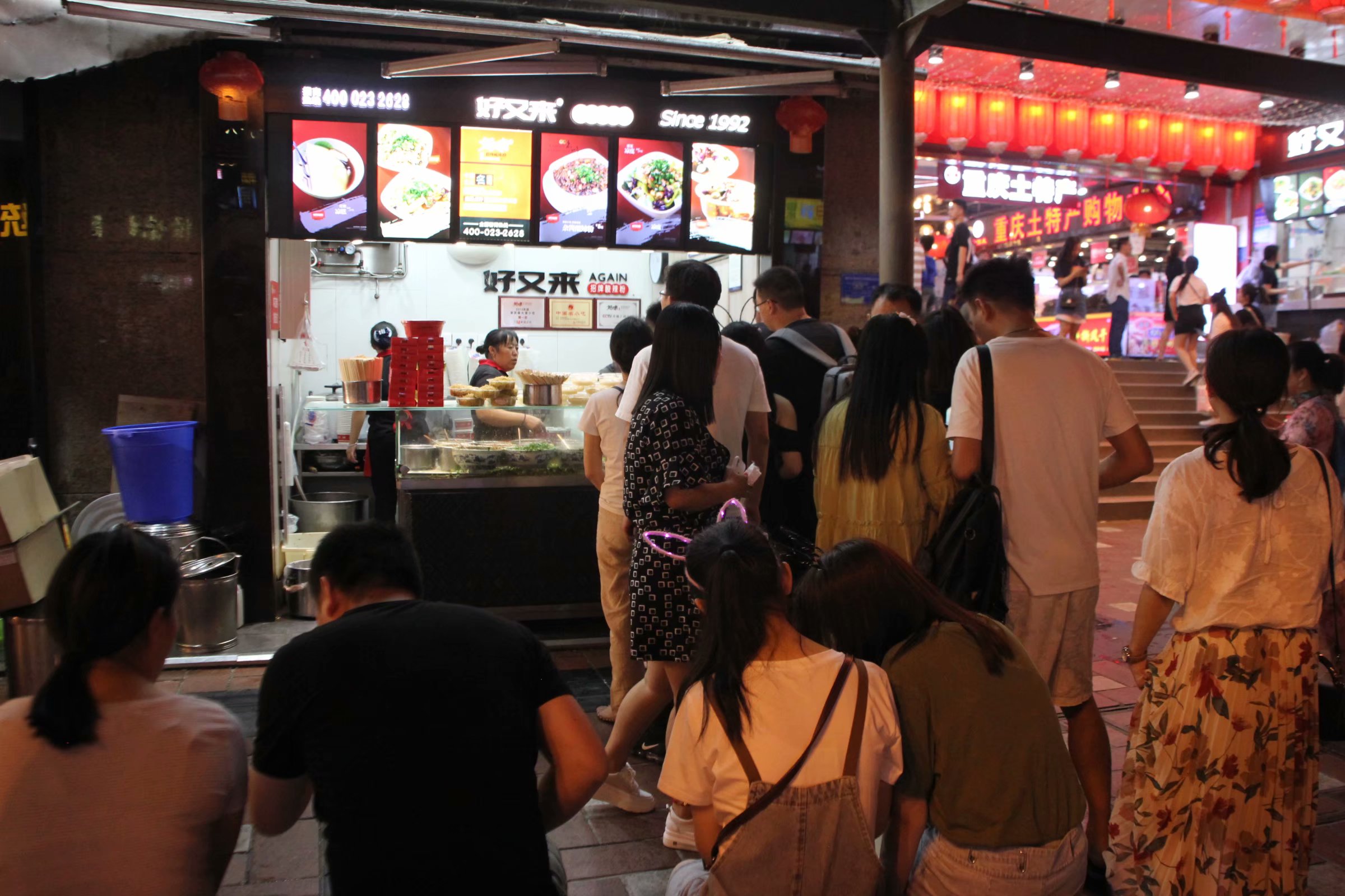 而创店27年之久的网红好又来酸辣粉店,每天人气爆棚,日销5万份排队数