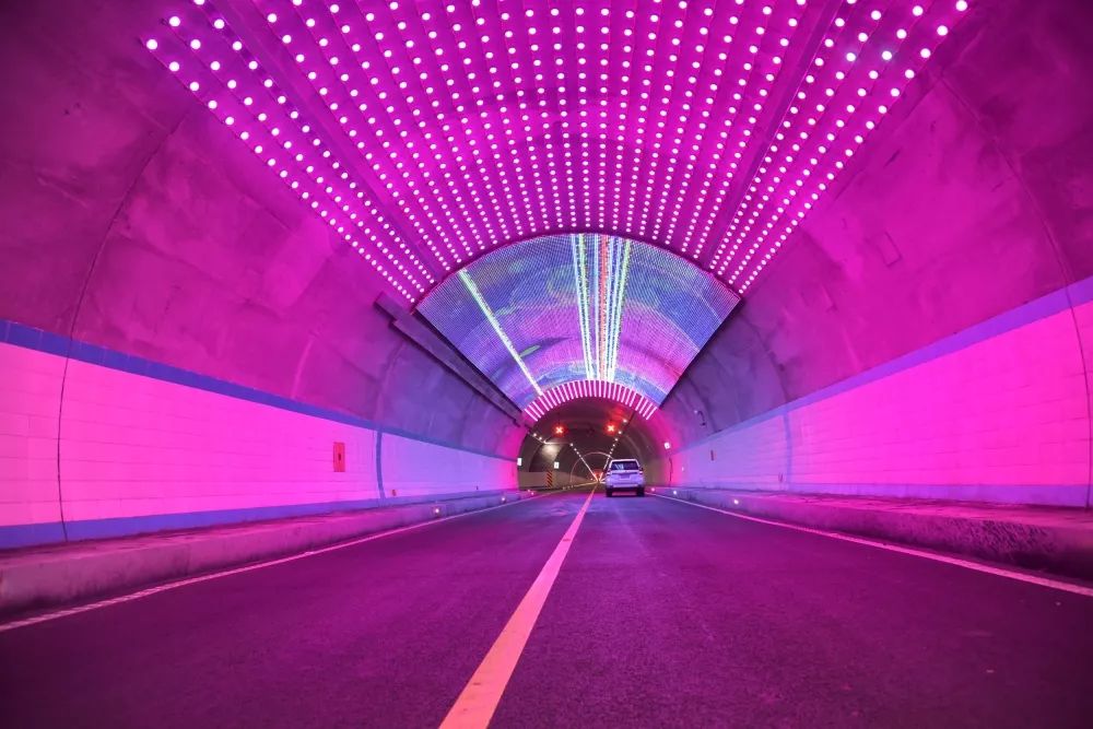 视频!凉山州最长公路隧道——越西小相岭隧道通车,天幕彩屏美翻了!_建