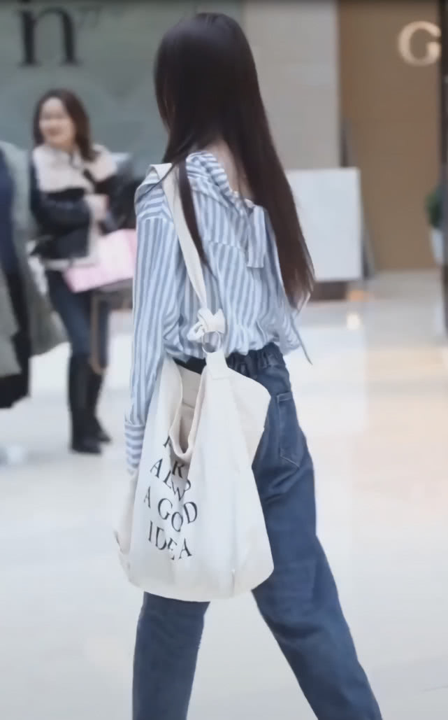 从背后看,小姐姐的背影也很诱人,一头柔顺的黑长直,加之简约又不失