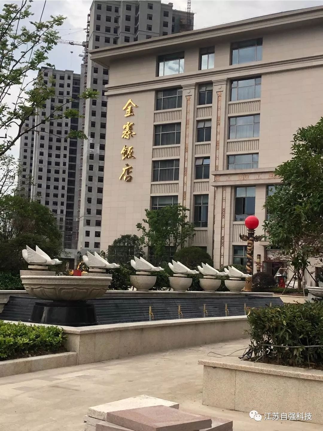 江苏自强智能消防水炮安装于金寨明发城市广场