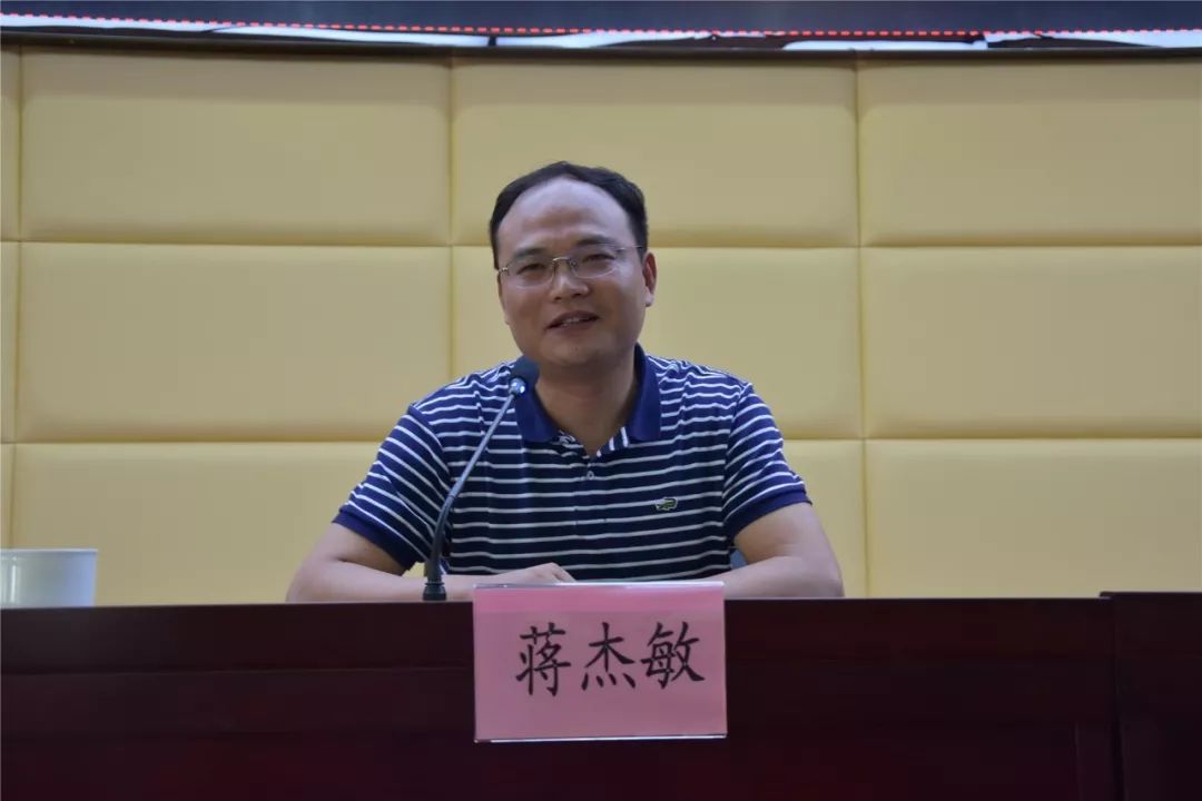 蒋杰敏和司法局矛盾调解中心主任承安东围绕如何做好当前群众信访工作