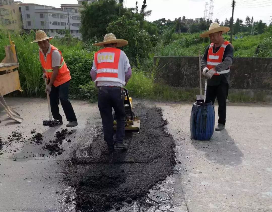 【番禺事马上办】金山大道路面破损,化龙镇马上修复