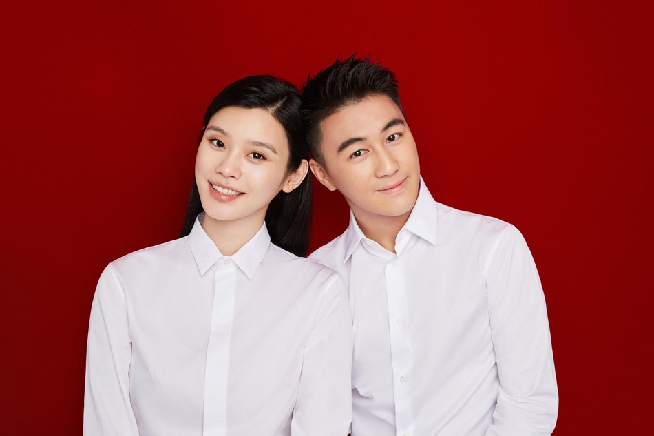 奚梦瑶晒与何猷君结婚证件照 牵手比心夫妻相