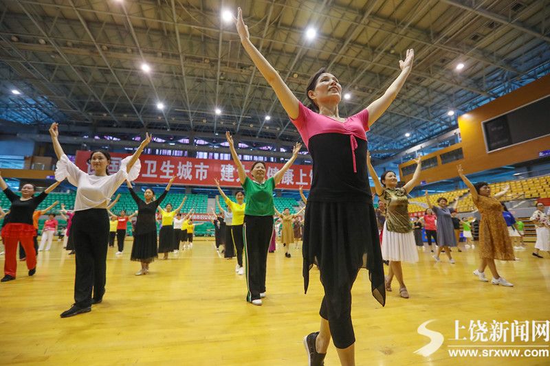 7月1日,妇女群众广场舞公益培训班的学员们在上饶市体育中心体育馆
