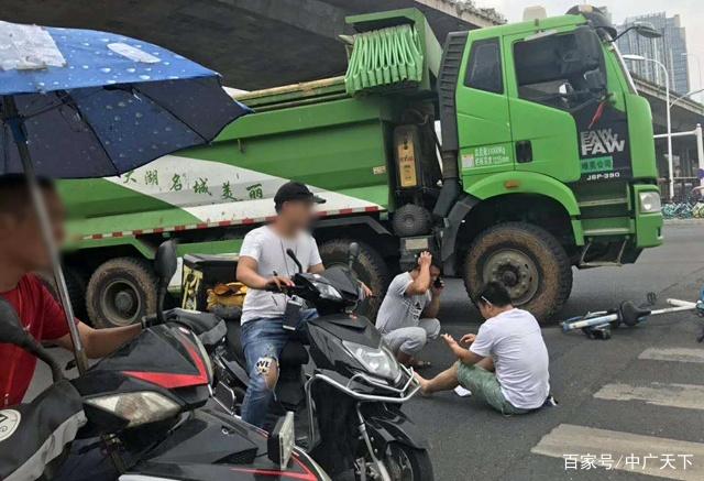 长江西路怀宁路交叉口,疑似又发生了一起渣土车事故