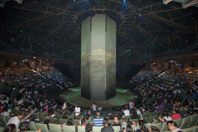 我在预演开始之前从员工通道进入傣秀剧场.真是令人惊讶的秀场!