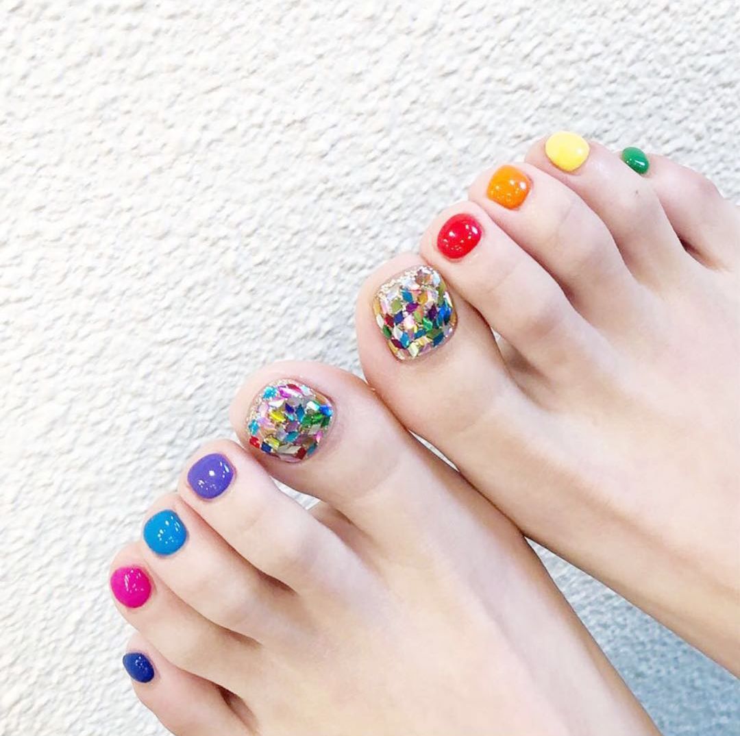 夏日脚甲不怕张扬,饱和度高的几个颜色在一起,像是把彩虹涂在脚丫上一