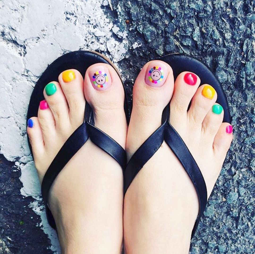 夏日脚甲不怕张扬,饱和度高的几个颜色在一起,像是把彩虹涂在脚丫上一