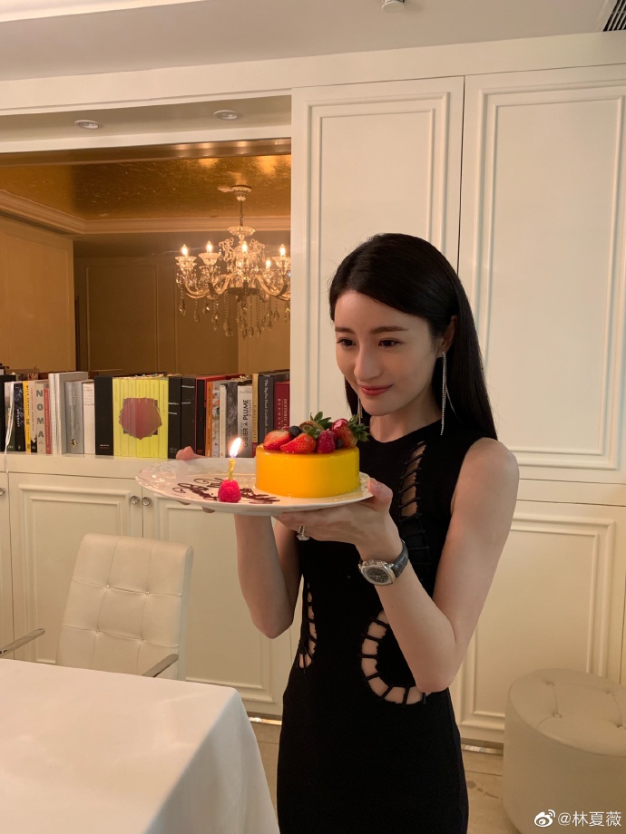 原创林峰带张馨月为堂妹庆生林夏薇与准嫂子同框嘟嘴玩亲亲颜值胜了