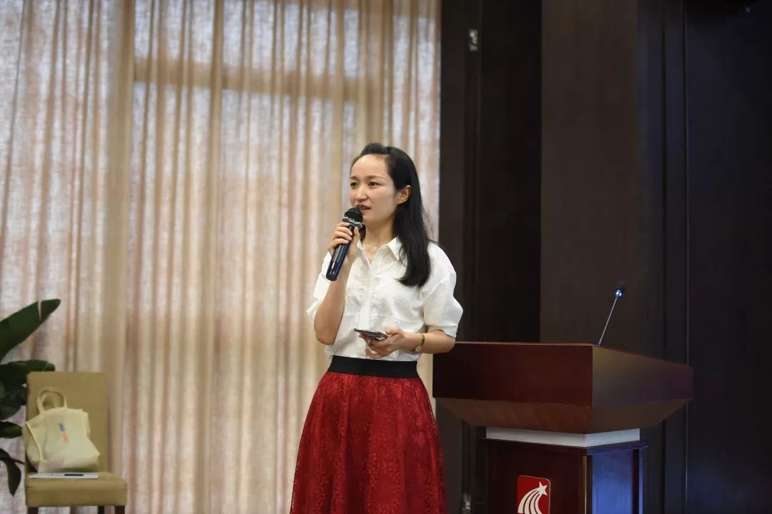 通过借助超星学习通互动功能和"一平三端"教学工具,谢建萍老师与现场