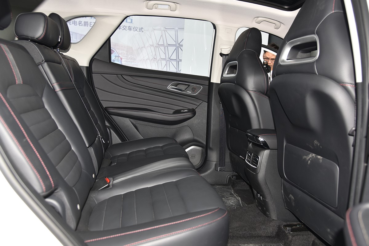 不仅更环保配置同样强实拍2019款名爵hs30t