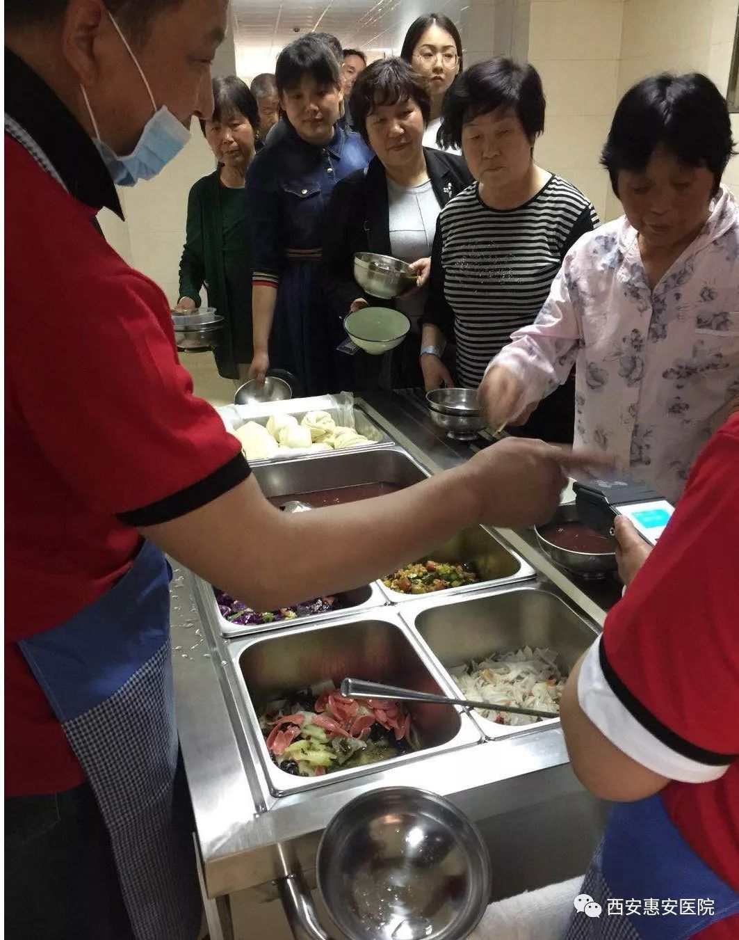 我院开展送餐到病房便民活动