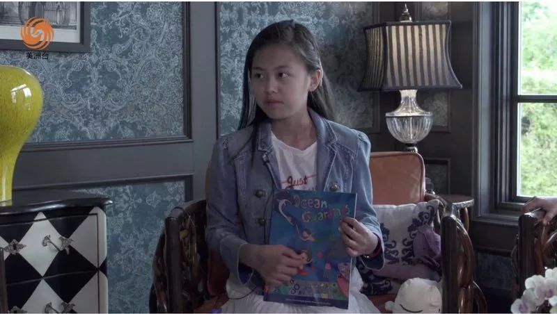 上图从左到右分别是:主持人吴瑾,小画家王馨仪,学生家长兼指导老师