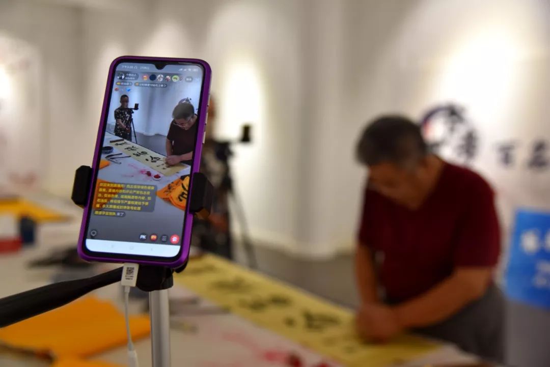走进直播间与书画家"面对面"!_创作