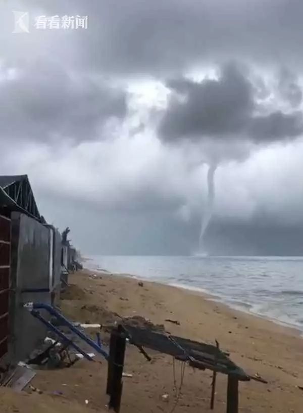 昨天,海南惊现水龙卷,宛如巨龙"吸水"……_龙卷风