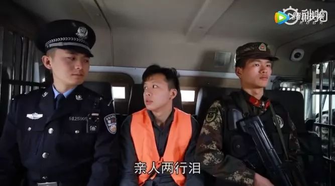 泪水淋湿了脸庞在与警察叔叔的深情对视中犯罪嫌疑人莫富贵他没能快过