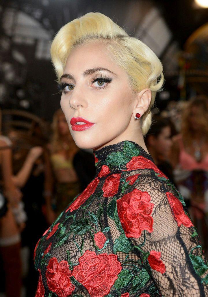 身高155cm却成为嘉宾在维密秀献唱,别看老娘矮,照样slay全场_gaga