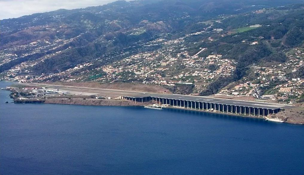马德拉机场此外,极短的跑道和臭名昭著的大西洋风,使这个没有仪器着陆