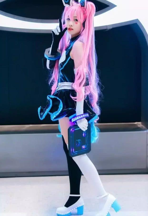 王者荣耀:14岁萝莉cos安琪拉,笑容很治愈,看到袜子,网友:狠