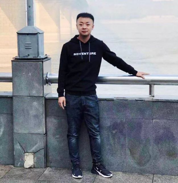 嘉宾介绍姓名:李鑫年龄:34学历:本科身高:173职业:音乐人工作环境