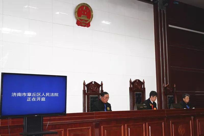章丘法院对曹江浩等25人涉嫌恶势力集团犯罪案件依法公开开庭审理