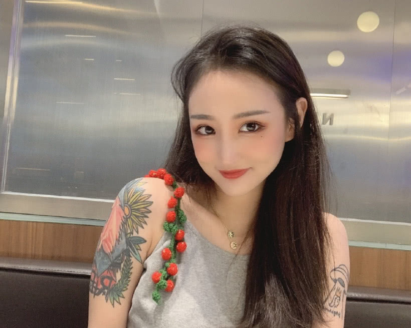 uzi女友晒粉丝合照吊带纹身美如画