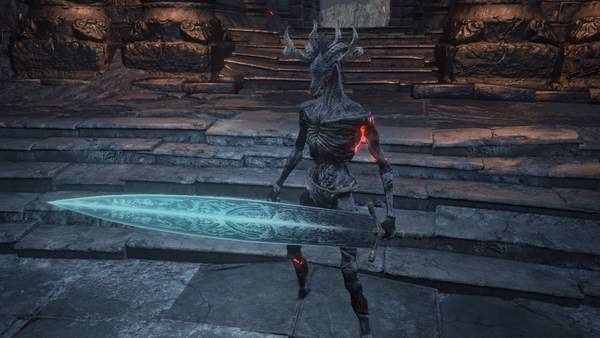 mod制作者近日就把《血源》中的那把圣洁月光剑带到了洛斯里克城中